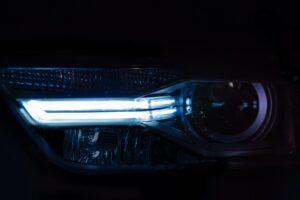 LED Frontscheinwerfer am Auto bei Nacht