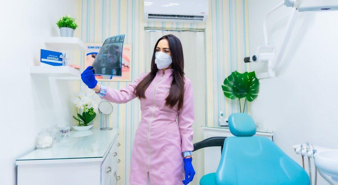 Zahnärztin betrachtet Röntgenaufnahme in einer Praxis