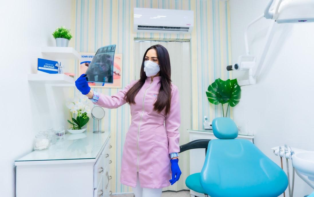 Zahnärztin betrachtet Röntgenaufnahme in einer Praxis