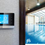 Moderne Pooltechnik, mit Smart Screen, Smart Home und modernem Schwimmbad