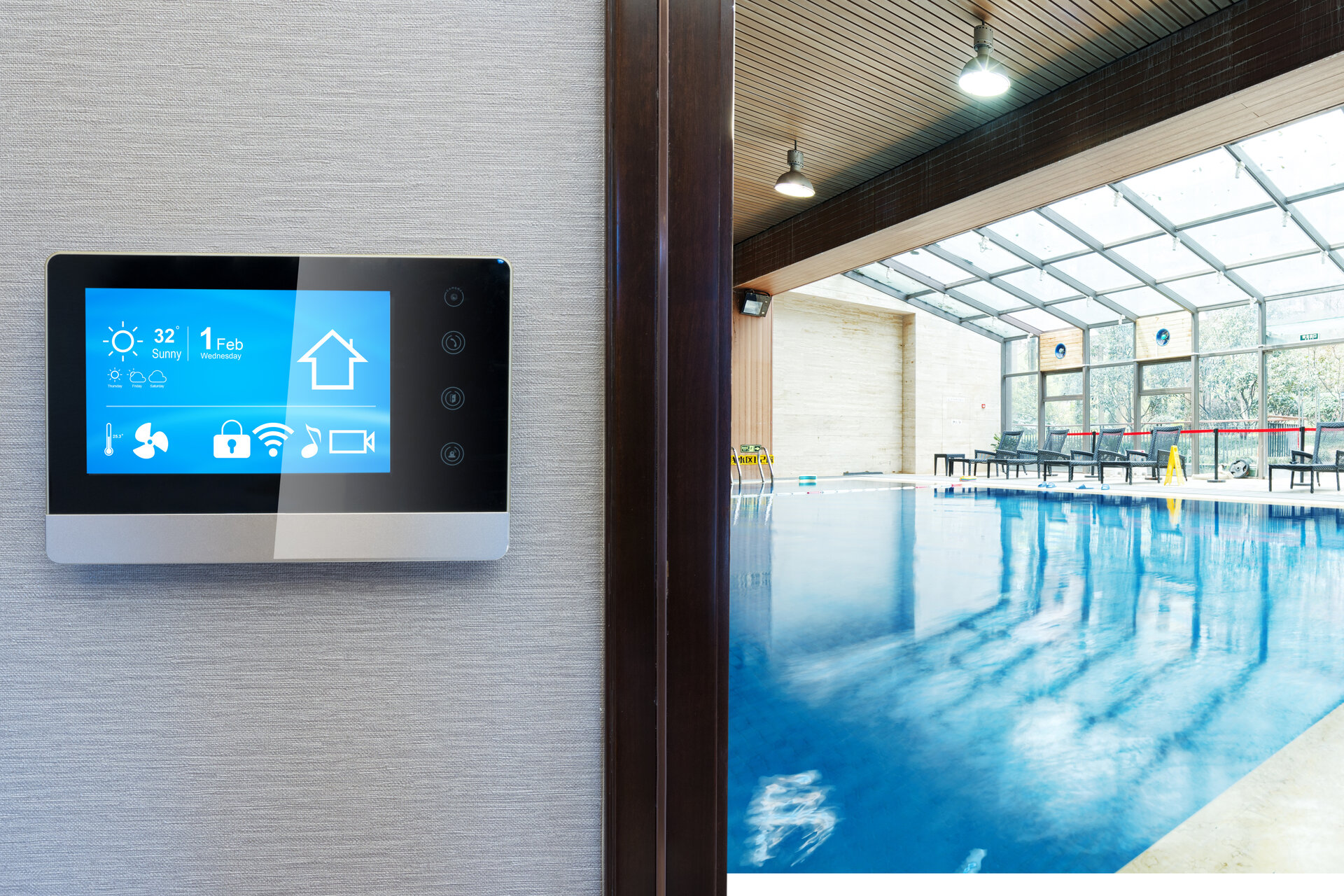 Moderne Pooltechnik, mit Smart Screen, Smart Home und modernem Schwimmbad