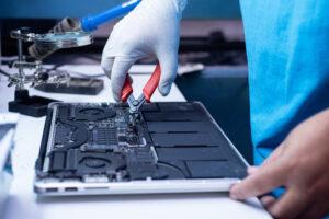 Ingenieur repariert Macbook und das Motherboard