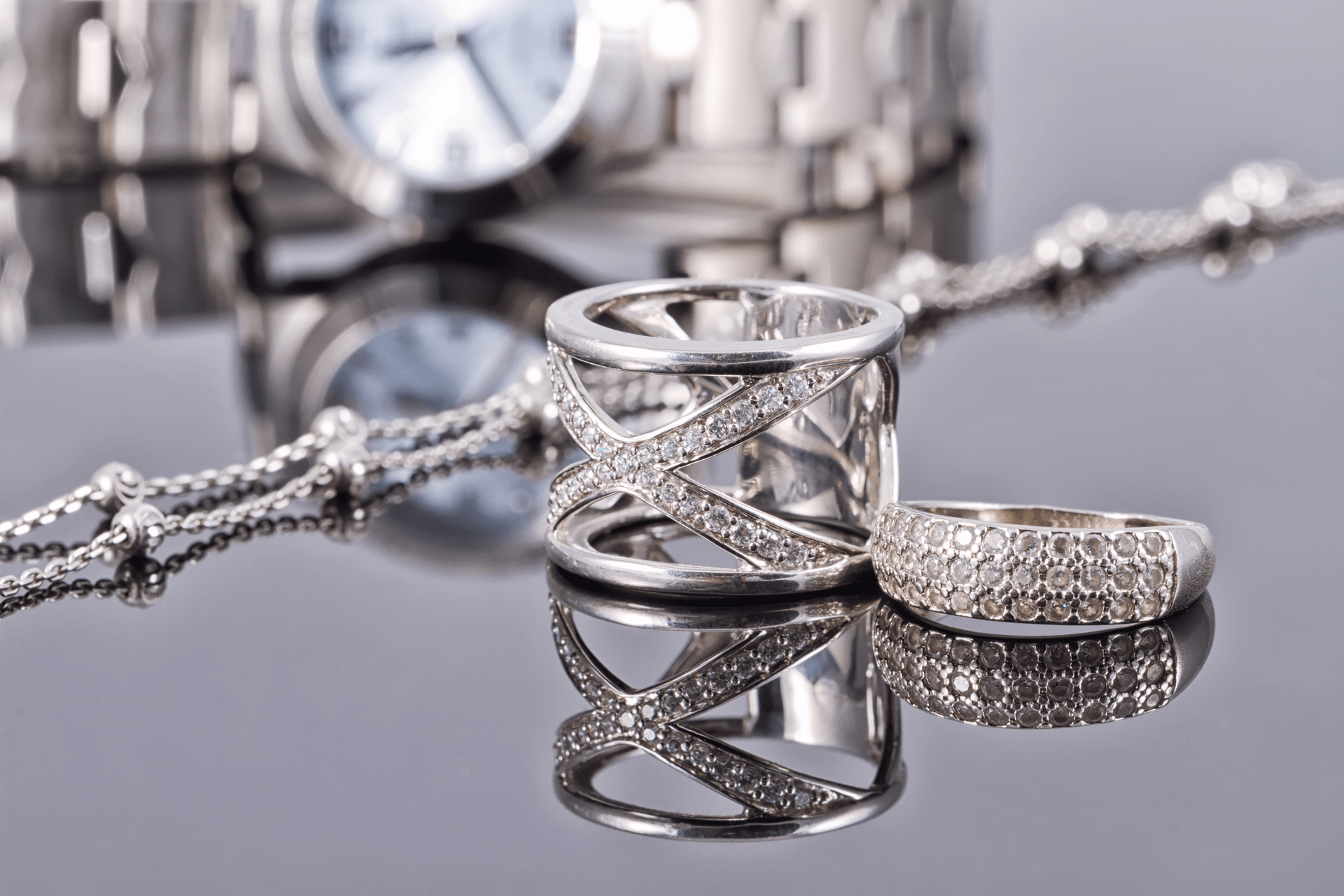 Uhr, Kette, Armband und Ring aus Silber