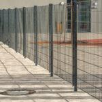 Moderner Metallzaun aus Doppelstabmatten zur sicheren Einzäunung.