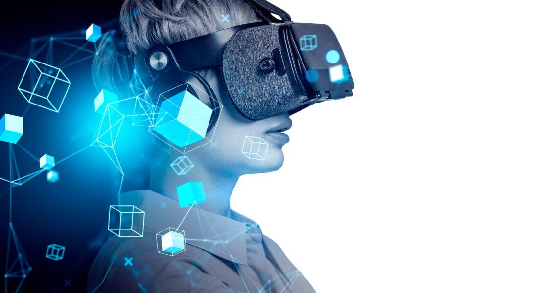 Frau mit VR-Headset, Blöcke im Cyberspace, virtuelle Realität.
