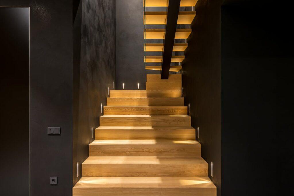 Treppe aus hellem Holz